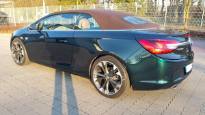 Checkers Smaragdgrüner Opel CASCADA