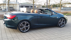 Checkers Smaragdgrüner Opel CASCADA