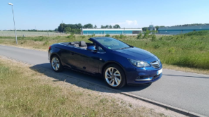 Checkers Smaragdgrüner Opel CASCADA