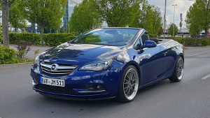 Checkers Smaragdgrüner Opel CASCADA