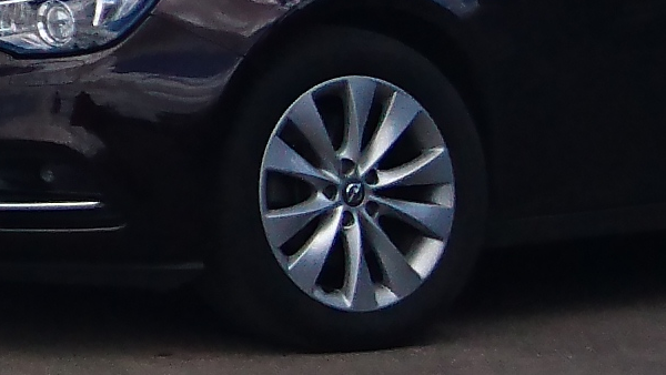 
					Light alloy wheel 7.5x18 in multi-spoke design