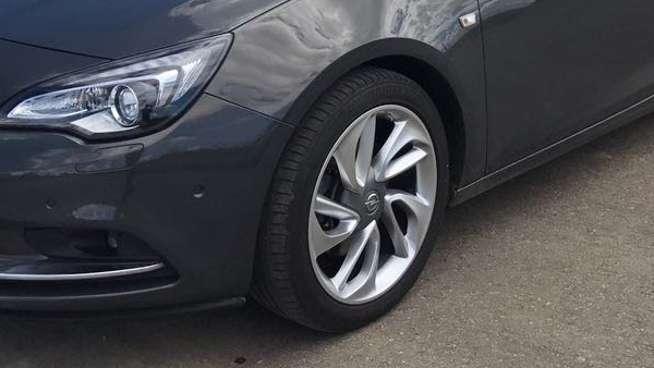 
					Light alloy wheel 8x19 in 5-spoke design