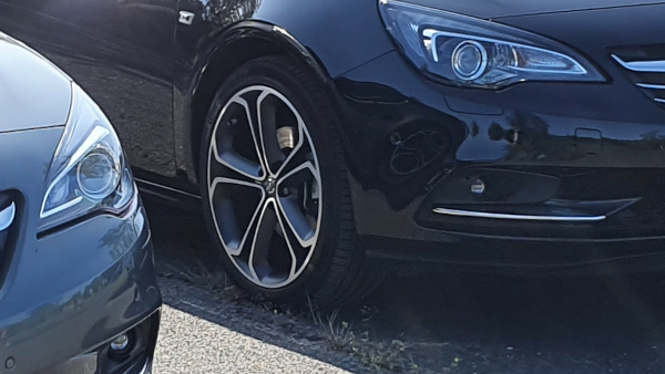 
					Light alloy wheel 8.5x20 in 5-spoke bi-colour design