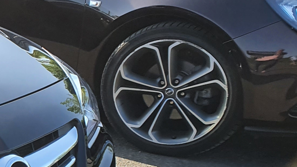 
					Light alloy wheel 8.5x20 in 5-spoke bi-colour design