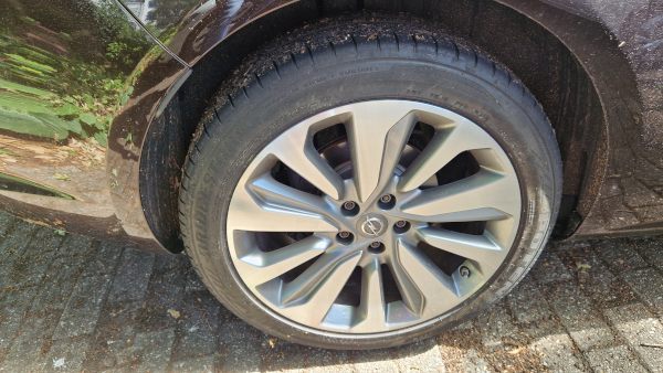 
					Light alloy wheel 8x19 in multi-spoke bi-colour design